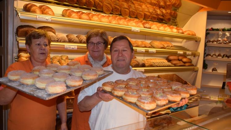 Begeht am 1. Januar 2017 sein 40-jähriges Geschäftsjubiläum: Bäckermeister Klaus Borowski. Fest an seiner Seite steht seine Frau Hannelore (M.) Zum Verkaufsteam gehört Eva-Maria Kähler (l.)  