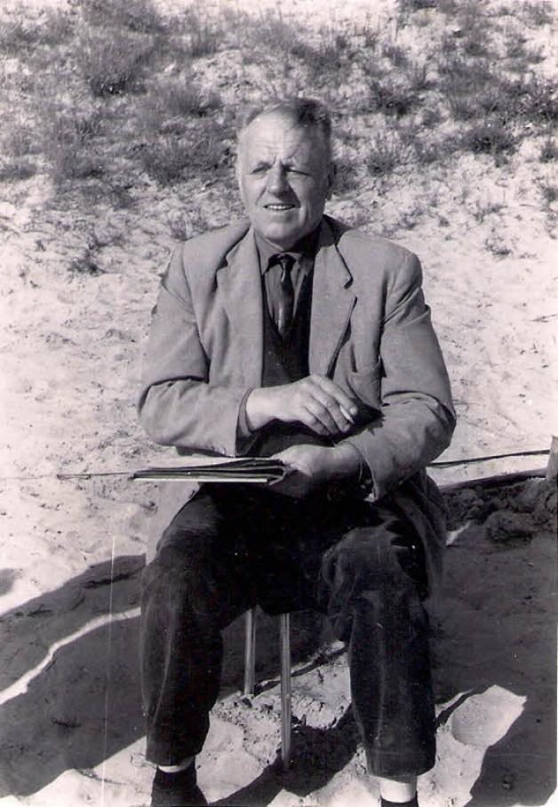 Walter Meyer (1909-1984), Lehrer an der EOS und passionierter Heimatforscher, gab 1980 in einer historischen Abhandlung eine plausible Erklärung zum Namen „Vierburg“. Walter Meyer (1909-1984), Lehrer an der EOS und passionierter Heimatforscher, gab 1980 in einer historischen Abhandlung eine plausible Erklärung zum Namen „Vierburg“.