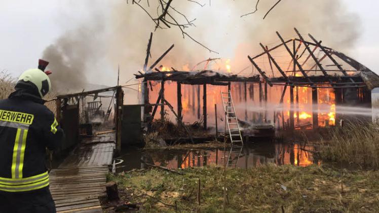 Das am Neujahrstag abgebrannte Bootshaus in Sandhof diente einem Verein zur Beobachtung von Fischadlern. Das am Neujahrstag abgebrannte Bootshaus in Sandhof diente einem Verein zur Beobachtung von Fischadlern.