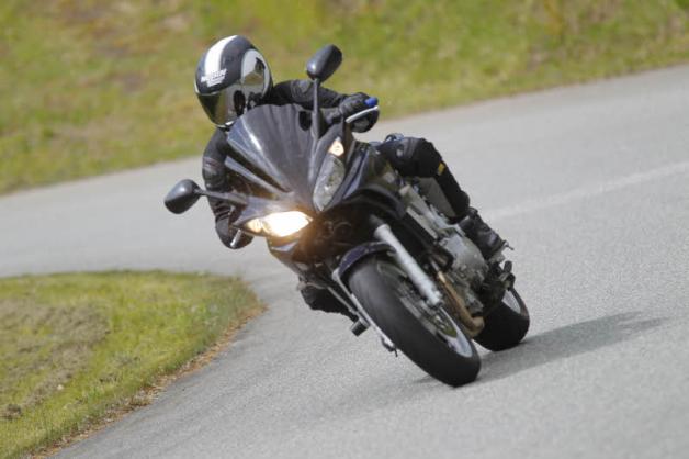 Hobby Motorrad: Mit ihrer 98 PS starken, über 200 km/h schnellen 600er Yamaha Fazer probiert sich Susi Köpke auch auf öffentlich zugänglichen Rennstrecken aus.  