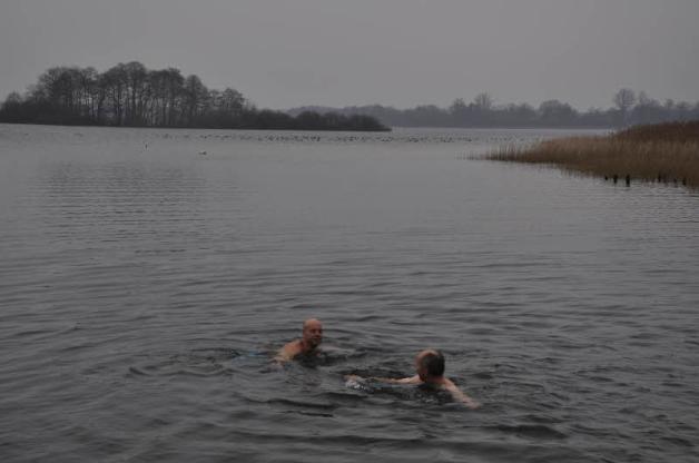 Michael Kwoll (li) und Bernd „der Harte“ nutzten die Gelegenheit für einen kleinen Schwimmausflug ...