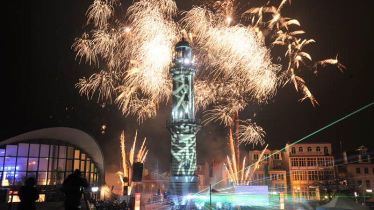Eine halbe Stunde lang erstrahlte der Warnemünder Leuchtturm farbenprächtig. Fotos: joco/tdeg Eine halbe Stunde lang erstrahlte der Warnemünder Leuchtturm farbenprächtig. Fotos: joco/tdeg