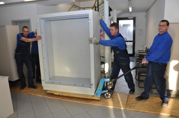 Schwerstarbeit: Jan Döscher, Ralf Lorenz und Uwe Bolz (v.l.) bringen einen der drei Panzerschränke an seinen neuen Standort. Fotos: mett Schwerstarbeit: Jan Döscher, Ralf Lorenz und Uwe Bolz (v.l.) bringen einen der drei Panzerschränke an seinen neuen Standort. Fotos: mett