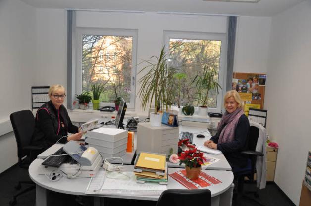 Startklar: Petra Jürgens und Christine Löchter (r.) an ihren Arbeitsplätzen auf Zeit. Der Bereich Sicherheit zieht im März nochmals um. Startklar: Petra Jürgens und Christine Löchter (r.) an ihren Arbeitsplätzen auf Zeit. Der Bereich Sicherheit zieht im März nochmals um.