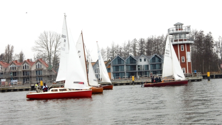 Ruhiger Start zur „Eierregatta“. Auf dem Rückweg mussten die Boote bei strak böigem Wind aufkreuzen. Fotos: Frommer Ruhiger Start zur „Eierregatta“. Auf dem Rückweg mussten die Boote bei strak böigem Wind aufkreuzen. Fotos: Frommer