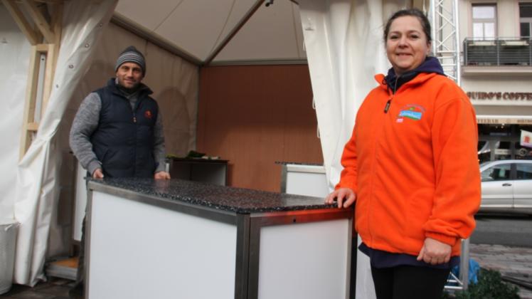 Gastronom Matthias Hirsch und Unternehmerin Kerstin Meyer vom Reformhaus Warnemünde räumen das Zelt leer.
