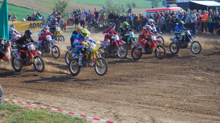 Die Läufe der Motocross-Landesmeisterschaft und des Landespokals auf der Rennbahn in Gletzow sahen insgesamt 1  800 Zuschauer. 