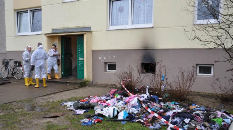 Gegen Mitternacht war das Feuer in diesem Aufgang eines Mehrgeschossers am Fuchsberg entdeckt worden. Den Berg von Kleidern hatten die Kameraden der Lübzer Feuerwehr nach draußen geschafft. Viel zu retten ist da aber wohl nicht mehr. Fotos: Simone herbst Gegen Mitternacht war das Feuer in diesem Aufgang eines Mehrgeschossers am Fuchsberg entdeckt worden. Den Berg von Kleidern hatten die Kameraden der Lübzer Feuerwehr nach draußen geschafft. Viel zu retten ist da aber wohl nicht mehr. Fotos: Simone herbst
