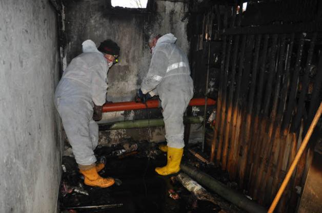 Mehrere Versorgungsleitungen hatte das Feuer im Keller zerstört. Auch die Toiletten waren über Stunden nicht zu benutzen. Mehrere Versorgungsleitungen hatte das Feuer im Keller zerstört. Auch die Toiletten waren über Stunden nicht zu benutzen.