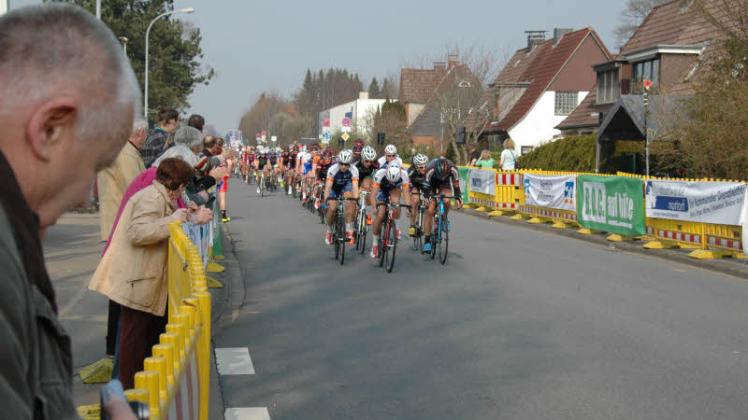 Beifall vom Straßenrand: Entlang der Strecke feuerten die zahlreichen Zuschauer die Radsportler an.  