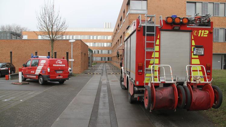 Explosion nach chemischer Reaktion in Rostocker Uni-Chemieinstitut: Mann durch Splitter von zerborstenem Glaskolben schwer verletzt