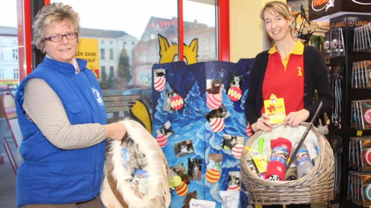 Marktleiterin Grit Rothe und Carola Franke (v.l.) vom Tierschutzverein Güstrow bedanken sich für die vielen Spenden von der Kundschaft des Marktes. 