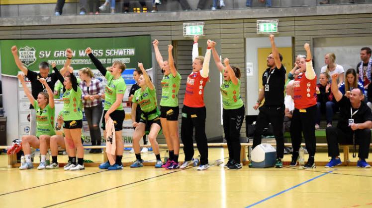 Gejubelt wurde in Schwerin viel, wie bei den Handballerinnen des SV Grün-Weiß Schwerin. Sie freuten sich über 26 Treffer im DHB-Pokal gegen Erstligist Blomberg-Lippe.  Fotos: Albrecht (2)/Klawitter (2) 