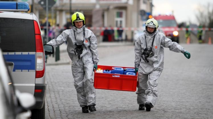Einsatzkräfte des Munitionsbergungsdienstes sichern am  25. Februar 2016 in Woldegk Chemikalien. 