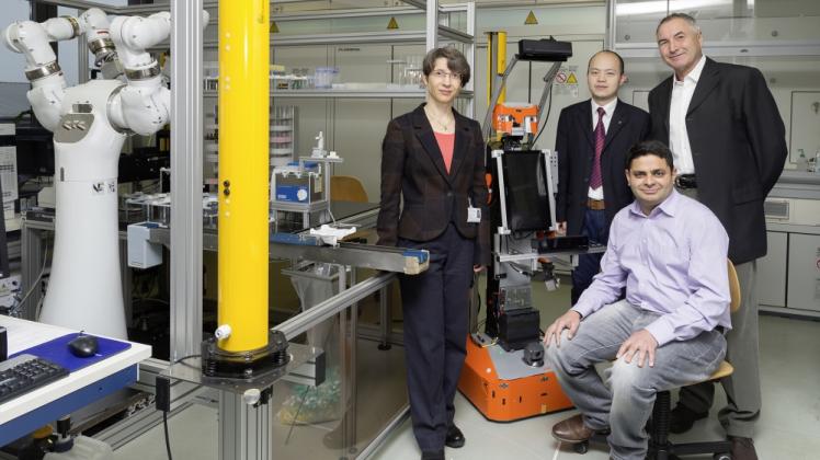 Die Privatdozenten am Institut für Automatisierungstechnik, Heidi Fleischer, Hui Liu, Bernd Göde (v. l.) und Prof. Mohit Kumar (vorn) forschen gemeinsam an innovativen Lösungen für die Automation von Life-Science-Prozessen. 