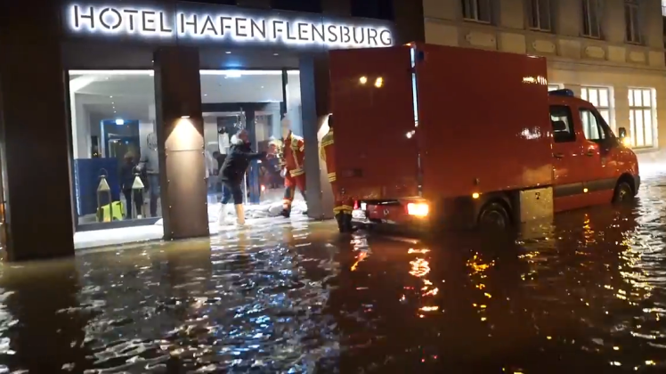 Das neue Hotel "Hafen Flensburg" schützt seinen Eingang mit Sandsäcken der Feuerwehr.