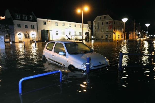 Die Autos versanken im Wasser - wie hier in Flensburg. 