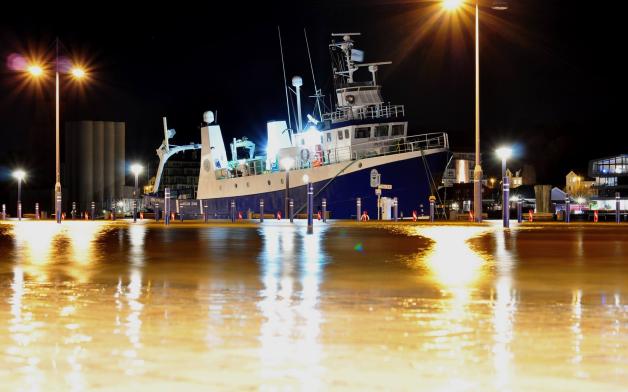 Gefährliche Schräglage: Das Flensburger Hafenamt kümmerte sich um das Mehrzweckschiff. Gefährliche Schräglage: Das Flensburger Hafenamt kümmerte sich um das Mehrzweckschiff.