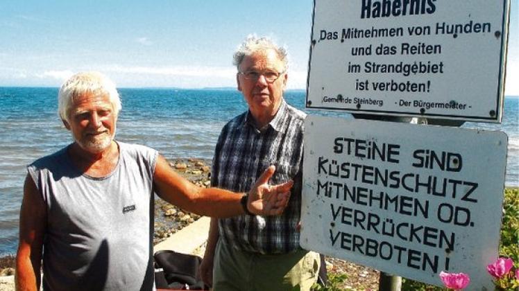 Huk-Bewohner Wilhelm Husfeld (links) und Bürgermeister Gerhard Geißler am Strand von Habernis.  Foto: U. KÖHLER