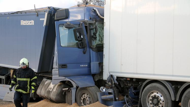 Schwerer Unfall im Rostocker Überseehafen: Korn-Laster fährt ungebremst auf stehende Lkw auf - Fahrer schwer verletzt in Führerhaus eingeklemmt 