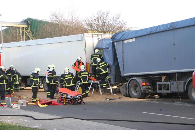 Schwerer Unfall im Rostocker Überseehafen: Korn-Laster fährt ungebremst auf stehende Lkw auf - Fahrer schwer verletzt in Führerhaus eingeklemmt 