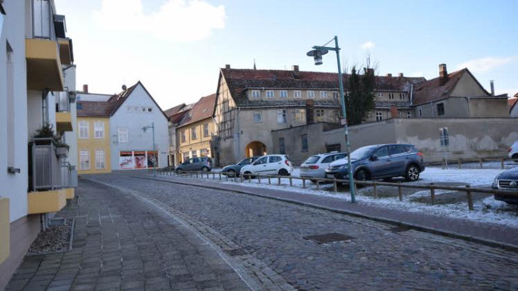 Ähnlich wie den „Sonnenhof“ (links) will die AWG das Gelände Klosterhof völlig neu gestalten und bebauen. Einen Knackpunkt dabei bildet die Sanierung des historisch wertvollen Gebäudes Pferdemarkt 45, rechts im Hintergrund.  