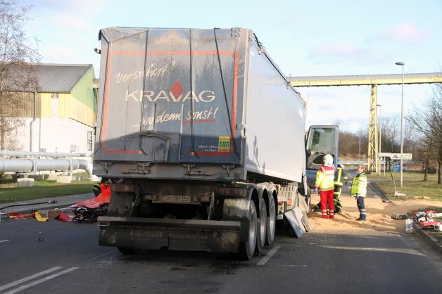 Schwerer Unfall im Rostocker Überseehafen: Korn-Laster fährt ungebremst auf stehende Lkw auf - Fahrer schwer verletzt in Führerhaus eingeklemmt Schwerer Unfall im Rostocker Überseehafen: Korn-Laster fährt ungebremst auf stehende Lkw auf - Fahrer schwer verletzt in Führerhaus eingeklemmt