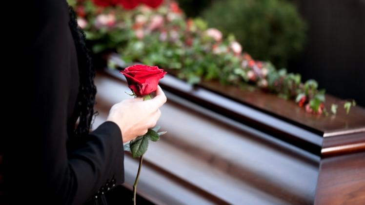 Nicht alle Menschen haben den Wunsch, von einem Angehörigen wie allgemein üblich Abschied zu nehmen. Einige weigern sich strikt, Bestattungskosten zu übernehmen.  