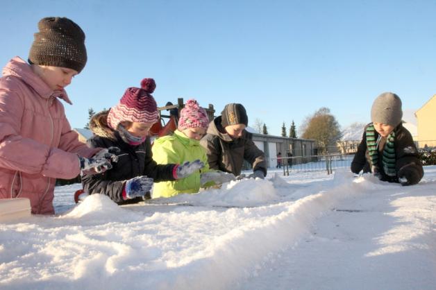 Grundschüler in Mestlin nutzten die Pausen, um mit Schnee zu basteln und kleine Burgen zu bauen.   