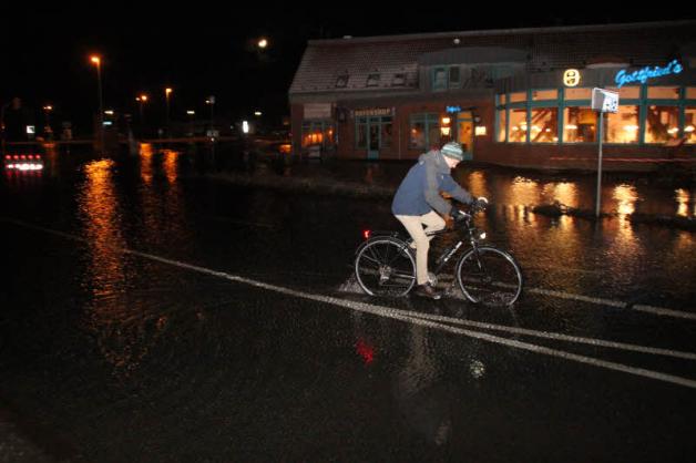 Mittwochnacht gegen 21.20 Uhr hatte die Sturmflut im Wismarer Hafen mit 1,83 Meter über Normal ihren Scheitelpunkt erreicht. Diesen Radfahrer hat die überflutete Straße nichts ausgemacht. Mittwochnacht gegen 21.20 Uhr hatte die Sturmflut im Wismarer Hafen mit 1,83 Meter über Normal ihren Scheitelpunkt erreicht. Diesen Radfahrer hat die überflutete Straße nichts ausgemacht.