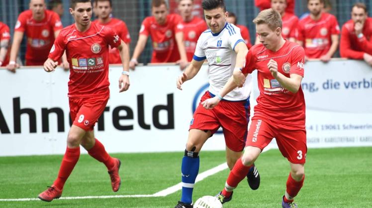 Tim Schmal (r.) und der Gastgeber FC Mecklenburg Schwerin schafften es in der ersten Auflage des Kurzurlaub.de-Cups bis ins Finale, unterlagen dort dem Hamburger SV II aber mit 2:5.  