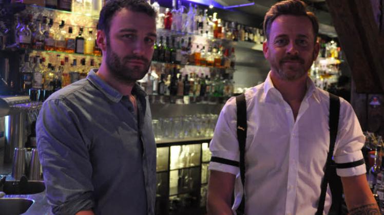 Inhaber Robert Plath (links) und Tresenchef Lars Pfützner sind stolz auf ihre Bar und die vielen Drinks.  Fotos: Tore Degenkolbe 