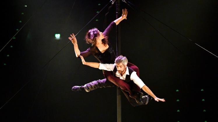 Das Duo Cie Hay que aus Elodie Doñaque und Foucauld Flaguerolles bringt das Publikum am Flying Pole zum Träumen.