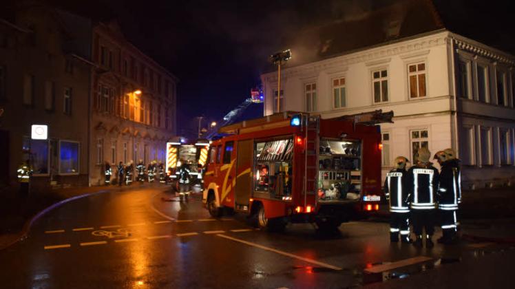 Alle Perleberger Feuerwehren waren beim Wohnungsbrand in der Hamburger Straße im Einsatz. Unterstützt wurden sie von der Karstädter und der Wittenberger Wehr.  