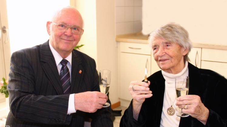 Diese Aufnahme entstand am 97. Geburtstag von Gerda von Hodenberg. Der damalige Vorsitzende der Stadtverordnetenversammlung. Wolfgang Strutz, gratulierte ihr. 