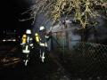 Bei einem Garagenbrand entstand in Schönfeld Mühle ein Schaden von rund 10000 Euro. Feuerwehrleute aus Mühlen Eichsen und Gadebusch waren im Einsatz.  