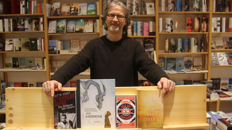 Buchhändler Frank Weisleder von der Buchhandlung Möwe hat seine vier Tipps aufgereiht.  Fotos: mapp 