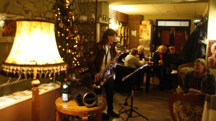 Im Café A Rebours spielt Marita Gronau sogar Plattdeutsches auf dem Saxofon. Fotos: Torben Hinz 