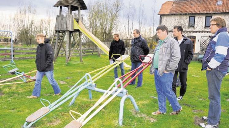 Die Gemeindevertreter überprüften den Zustand des gemeindlichen Kinderspielplatzes und der dort aufgestellten Spielgeräte. 