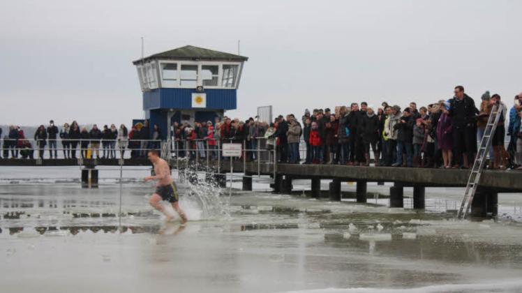 Auch beim Hindernisparcours im knapp knietiefen Wasser blieben die Teilnehmer nicht vom eisigen Wasser verschont.