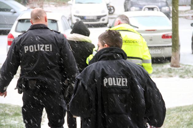 Polizisten und Rettungssanitäter führen die Schwerverletzte in Toitenwinkel ab Polizisten und Rettungssanitäter führen die Schwerverletzte in Toitenwinkel ab