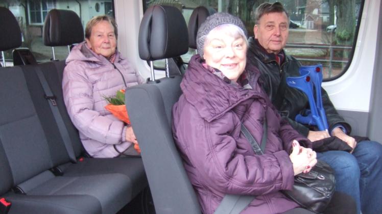 Sie waren die ersten Fahrgäste: Hildegard Milbrodt (links), Elke Malchau und ihr Mann Horst.  