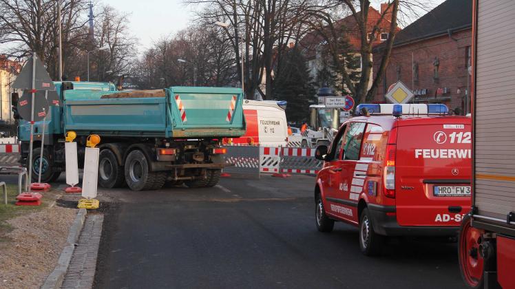 Ältere Dame mitsamt Hund in Rostocker Maßmannstraße von Baustellen-Lastwagen überrollt und getötet