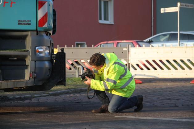 Ältere Dame mitsamt Hund in Rostocker Maßmannstraße von Baustellen-Lastwagen überrollt und getötet Ältere Dame mitsamt Hund in Rostocker Maßmannstraße von Baustellen-Lastwagen überrollt und getötet