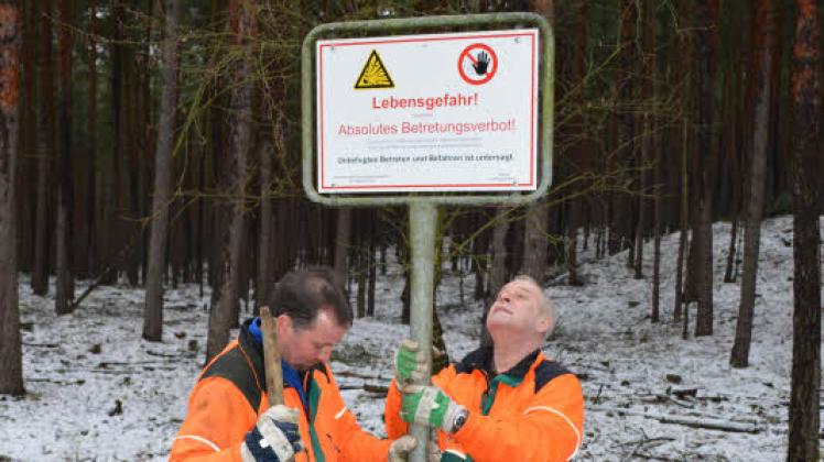 Bernd Kähler und Holmer Mühle (r.) hier im Bereich Alt Jabel beim Umsetzen der Schilder zum Betretungsverbot des ehemaligen Truppen übungsplatzes Lübtheen.  