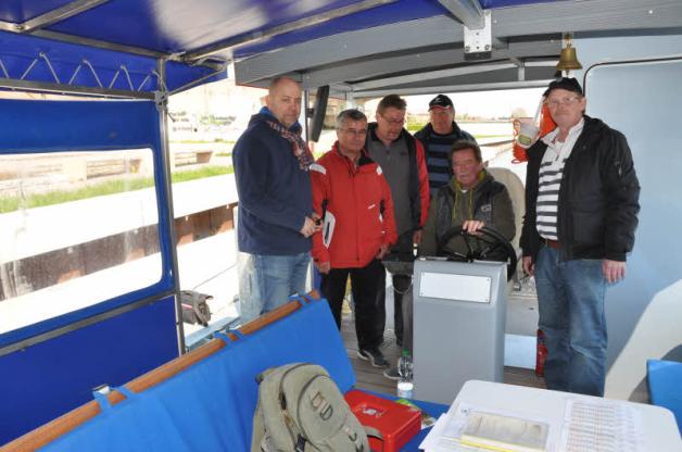 Sie haben alle ein Schifffahrtspatent und steuern den „Warnowlöper“(von links): Renee Recke, Günther Anlauf, Klaus Dumpelmann, Hartmut Illing, Claus Beil und Andreas Fernitz 