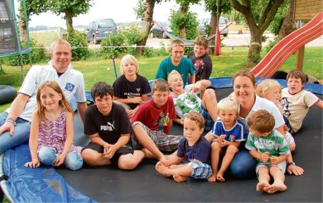 Heiko und Imke Strüven mit einigen Kindern auf dem Trampolin des hofeigenen Spielplatzes. Foto: Schwarck (2)