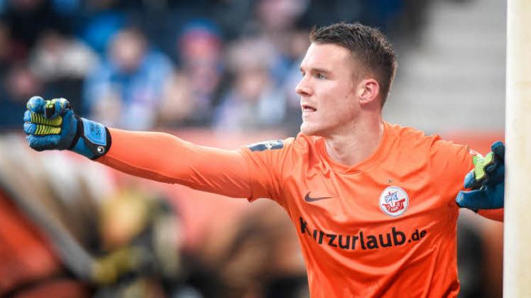 Die studierende Nummer eins: Marcel Schuhen hat zusammen mit Tommy Grupe im September ein BWL-Studium aufgenommen. „Ich glaube, dass wir als Fußballer außer in der Vorbereitung und den englischen Wochen genügend Zeit haben. Wir werden körperlich und mental sehr beansprucht, aber vom Kopf her ist es nicht so viel als Fußballer. Da ist es ein guter Ausgleich“, so der 23-Jährige. Die studierende Nummer eins: Marcel Schuhen hat zusammen mit Tommy Grupe im September ein BWL-Studium aufgenommen. „Ich glaube, dass wir als Fußballer außer in der Vorbereitung und den englischen Wochen genügend Zeit haben. Wir werden körperlich und mental sehr beansprucht, aber vom Kopf her ist es nicht so viel als Fußballer. Da ist es ein guter Ausgleich“, so der 23-Jährige.