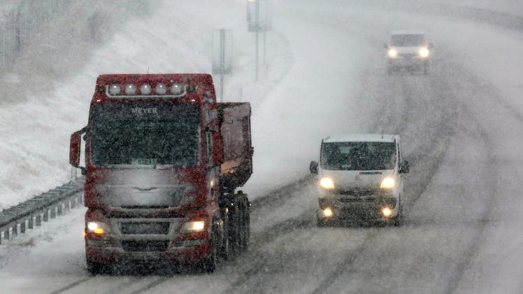 Im dichten Schneetreiben sind Fahrzeuge auf der A19 Berlin-Rostock bei Linstow unterwegs. Schnee und Wind sorgen für Verkehrsbehinderungen im Norden. 