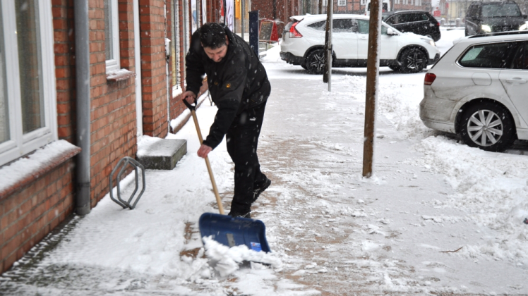 Bei dem gestrigen starken Schneefall sorgten viele Lübzer sofort für freie Wege. Die meisten erfüllen ihre Pflicht.  